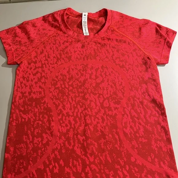 Lululemon Swiftly Tech Short Sleeve 2.0 Covered Camo Red Rock/Flare  Size 8 - Picture 4 of 8